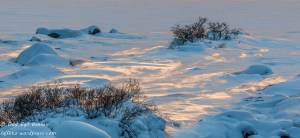 Snødrev lyst opp med dagens siste solstreif.