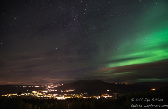 Bilde av bygda tatt fra Bjønnåsen; nordlyset nådde nesten Trysilfjellet
