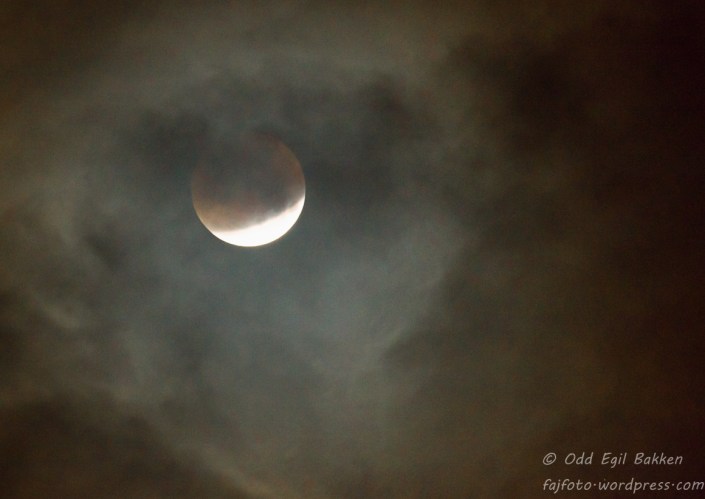 Noen lette skyer foran månen