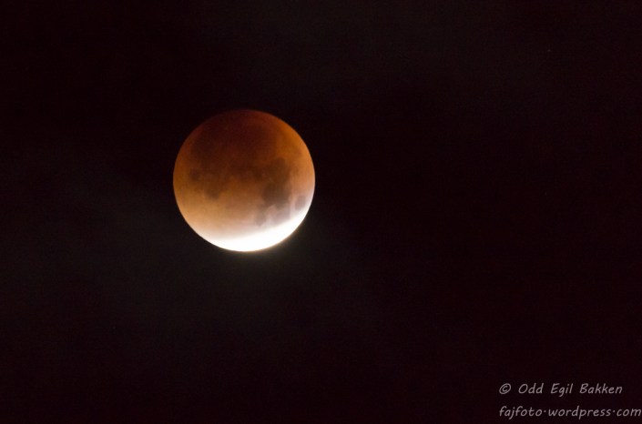 Det meste av månen er dekket av jordskyggen