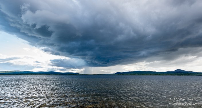 Et annerledes Sølenbilde, fjellet skimtes bak regnet